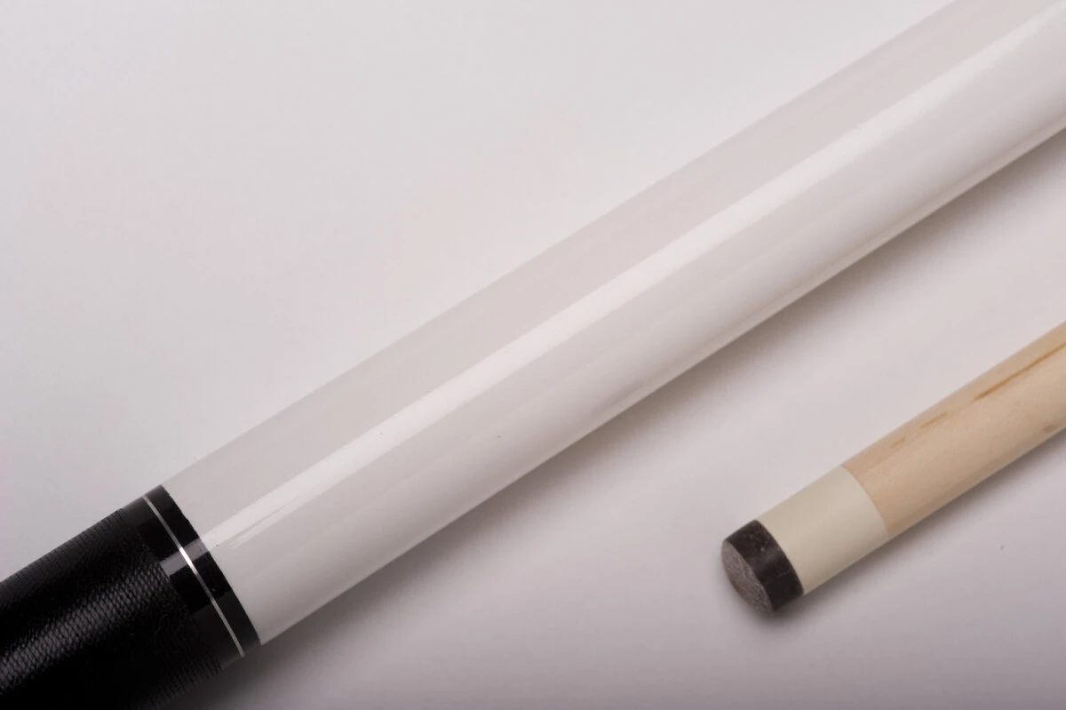 Demon DF0-002 Billard-Queue für Poolbillard, 2-teilig, mit Totenkopfdesign, Klebeleder, Vollholz-Oberteil, Leinen-Griffband inkl. Gewindeschoner