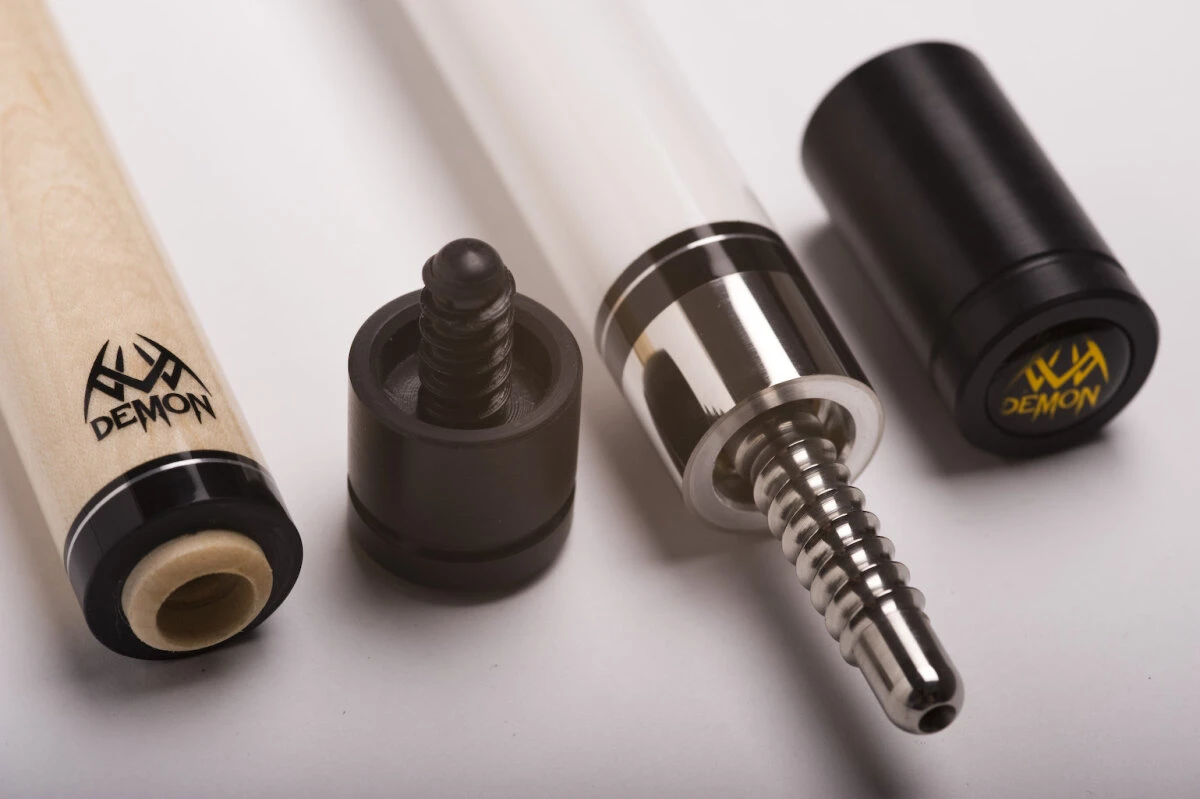 Demon DF0-002 Billard-Queue für Poolbillard, 2-teilig, mit Totenkopfdesign, Klebeleder, Vollholz-Oberteil, Leinen-Griffband inkl. Gewindeschoner