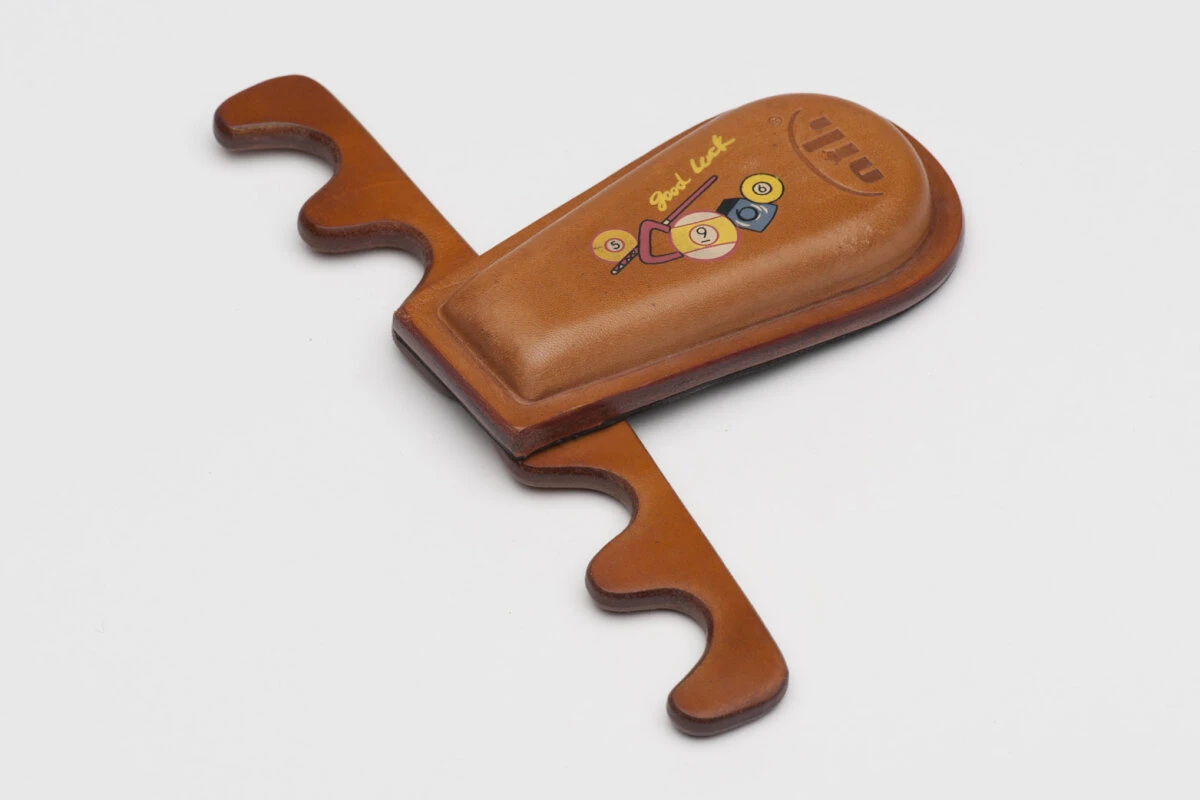 Queuehalter aus Leder für 4 Queues mit Aufdruck