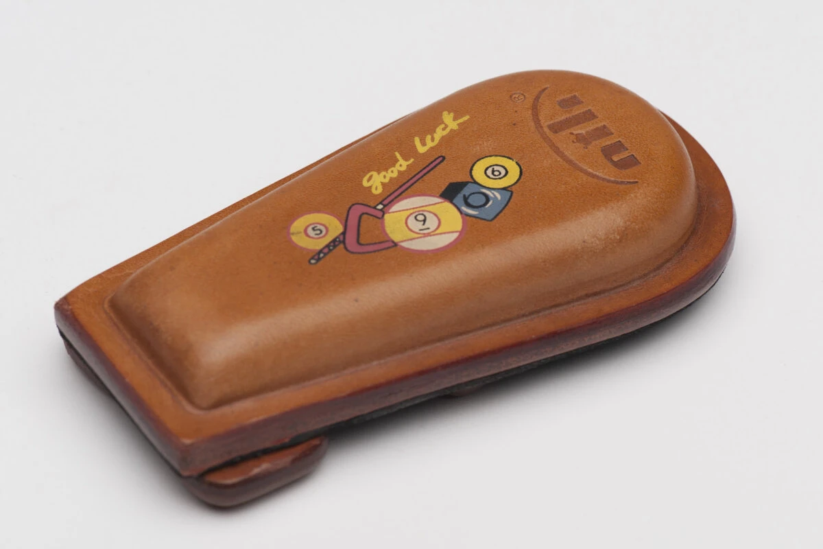 Queuehalter aus Leder für 4 Queues mit Aufdruck