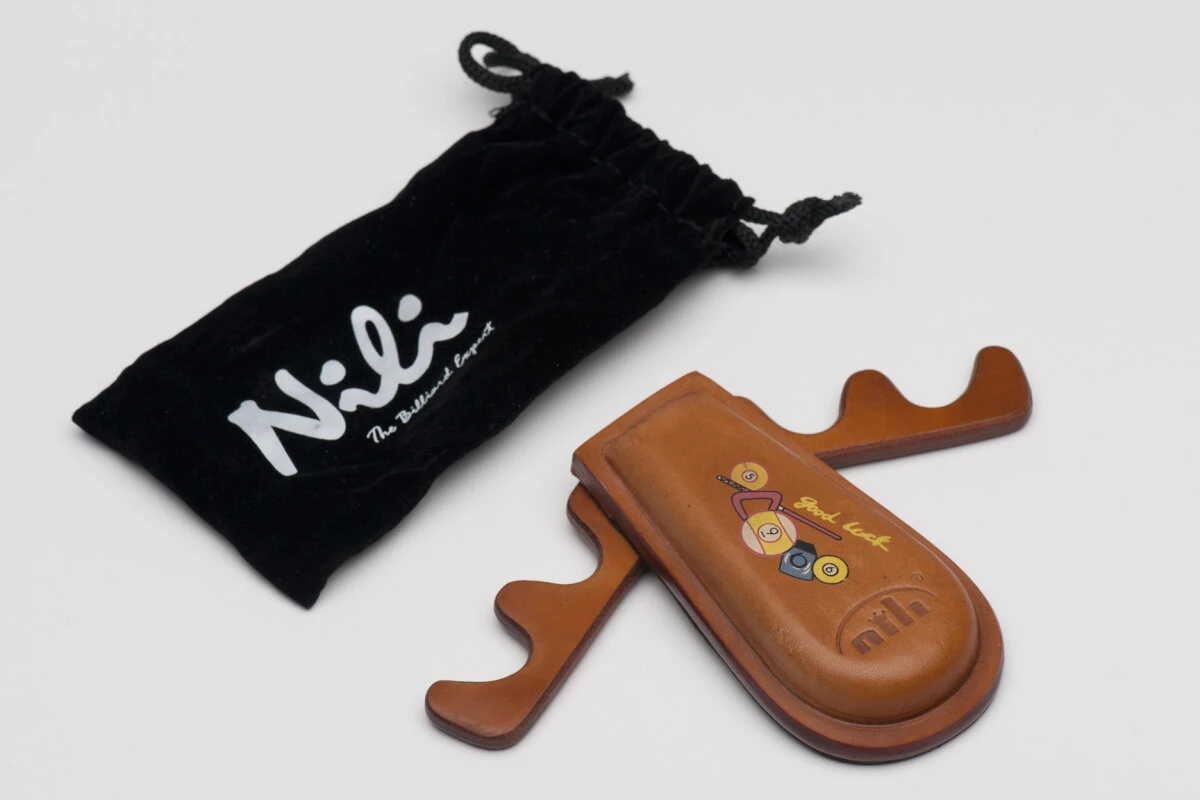 Queuehalter aus Leder für 4 Queues mit Aufdruck